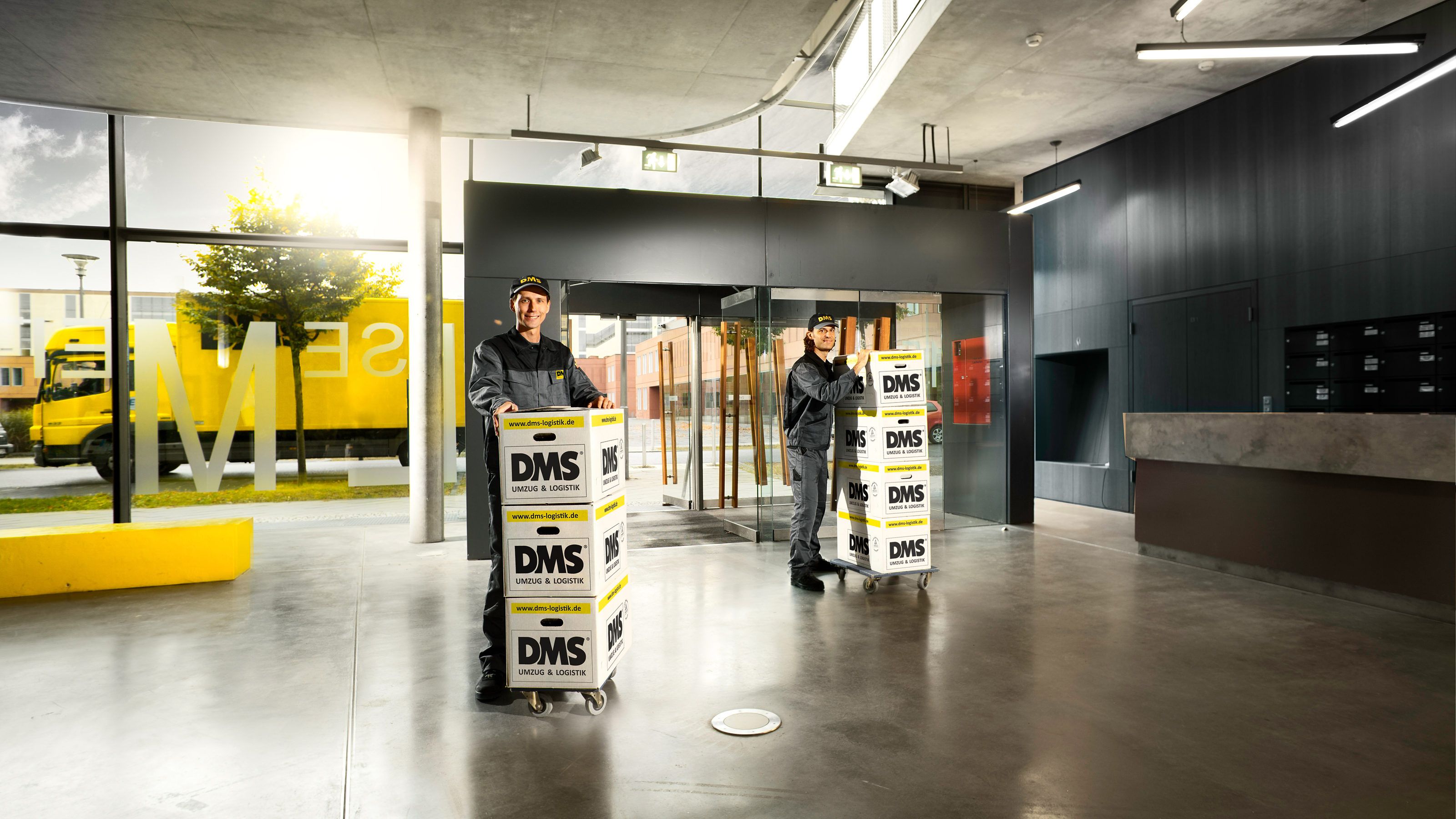 Buero foyer umzugskartons rollwagen