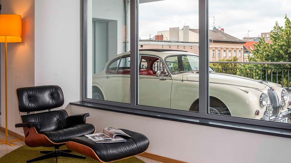 Autos parken im Hotelzimmer. Containeranlage von NIESEN unterstützt Carloft-Konzept