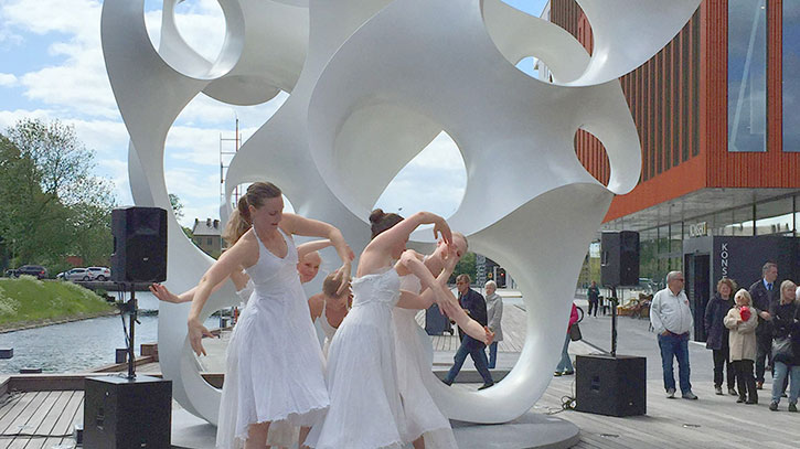 Drei-Tonnen-Skulptur »Rubato« von Eva Hild schafft es über den Wassergraben in Malmö