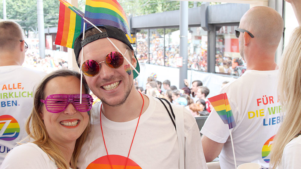 Zwei Event-Trucks des Leverkusener Logistikers NIESEN fahren auf der CSD-Parade 2019 in Köln
