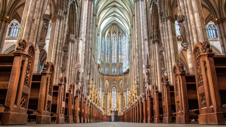 Umzug der Dombänke in Köln. Als der Kölner Dom leer war.