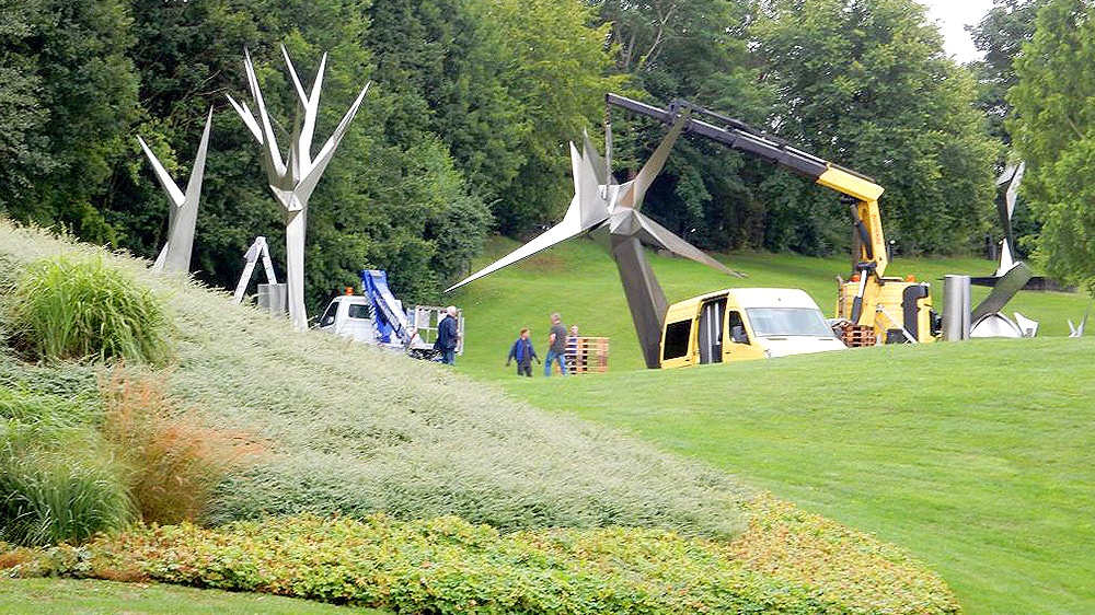 Von Stuttgart nach Rottweil – NIESEN verlagert 14 Meter hohe Skulptur von Erich Hauser
