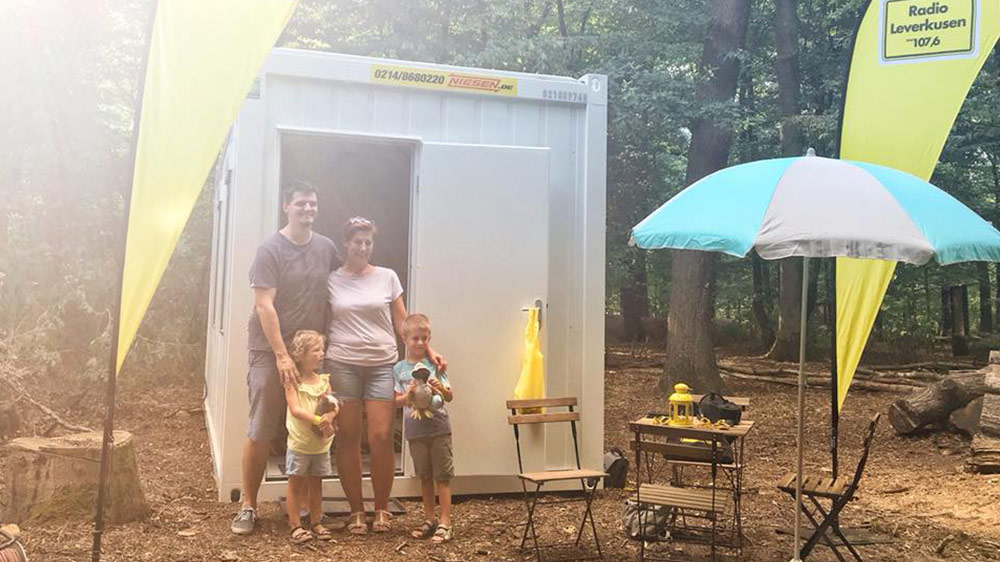 Eine aufregende Nacht in der BayArena und im Wildpark. Oder: Wohncontainer an extravaganten Orten