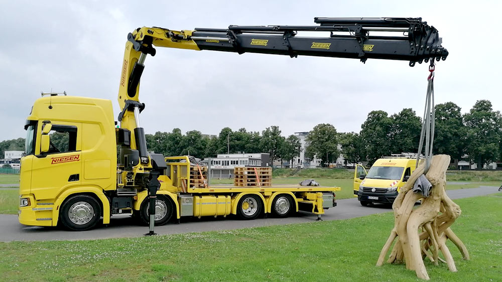 Neues Fahrzeuggespann: LKW-Kran & VW Crafter mit bott-Inneneinrichtung