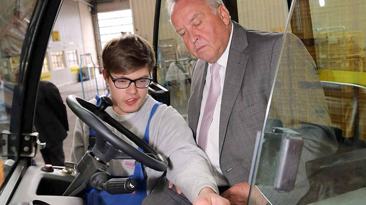 NIESEN-Mitarbeiter Elias von Martial bekommt Besuch von Leverkusens Oberbürgermeister Reinhard Buchhorn