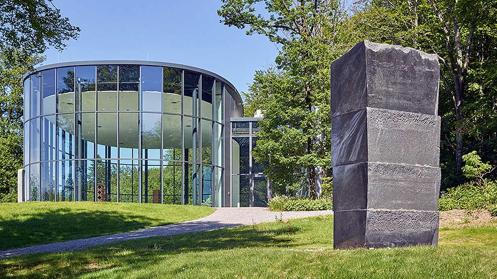 110 Tonnen Kunst. NIESEN baut Ausstellung von Heinz Mack im Skulpturenpark Waldfrieden auf