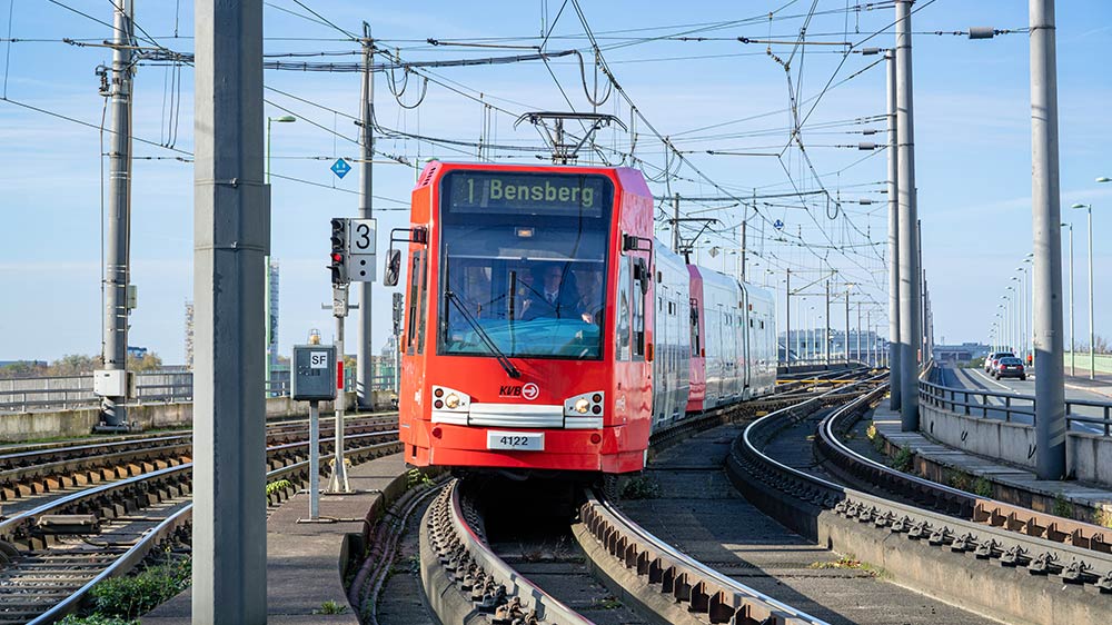 KÖLNER VERKEHRSBETRIEBE. Mehrere Container gelangen auf Schienen in den Betriebshof West