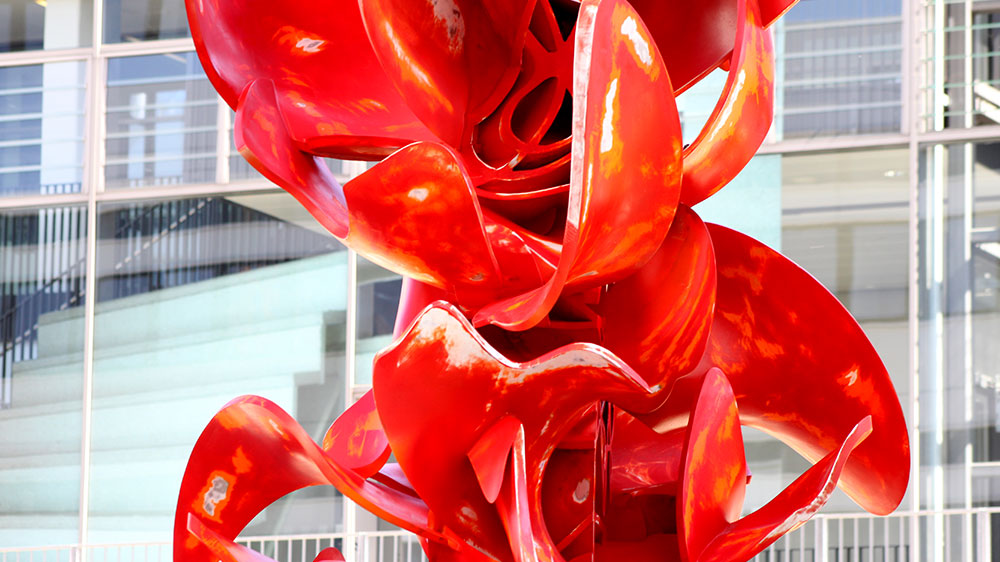 Geschenk für die Uni Wuppertal: Skulptur »Zum Licht« von Tony Cragg bereichert Campus