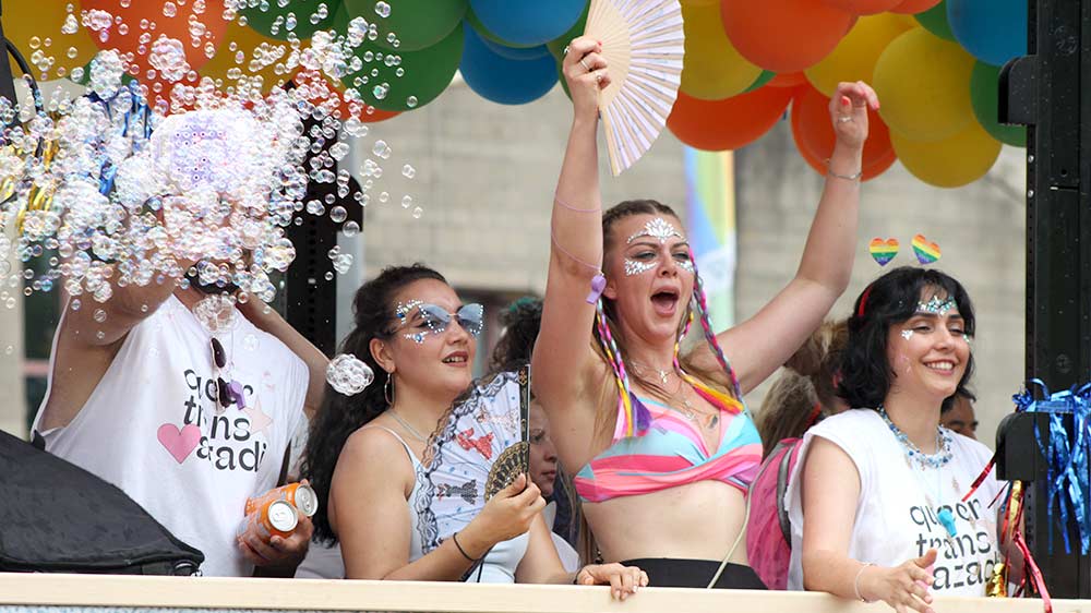 CSD 2023 – NIESEN mit drei Trucks dabei, iranische Gruppe mit Wagen von Jacques Tilly