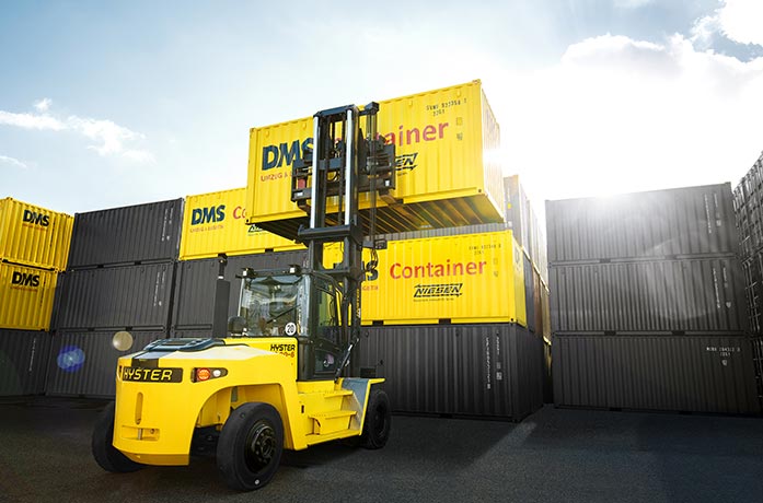Stapler vor Container