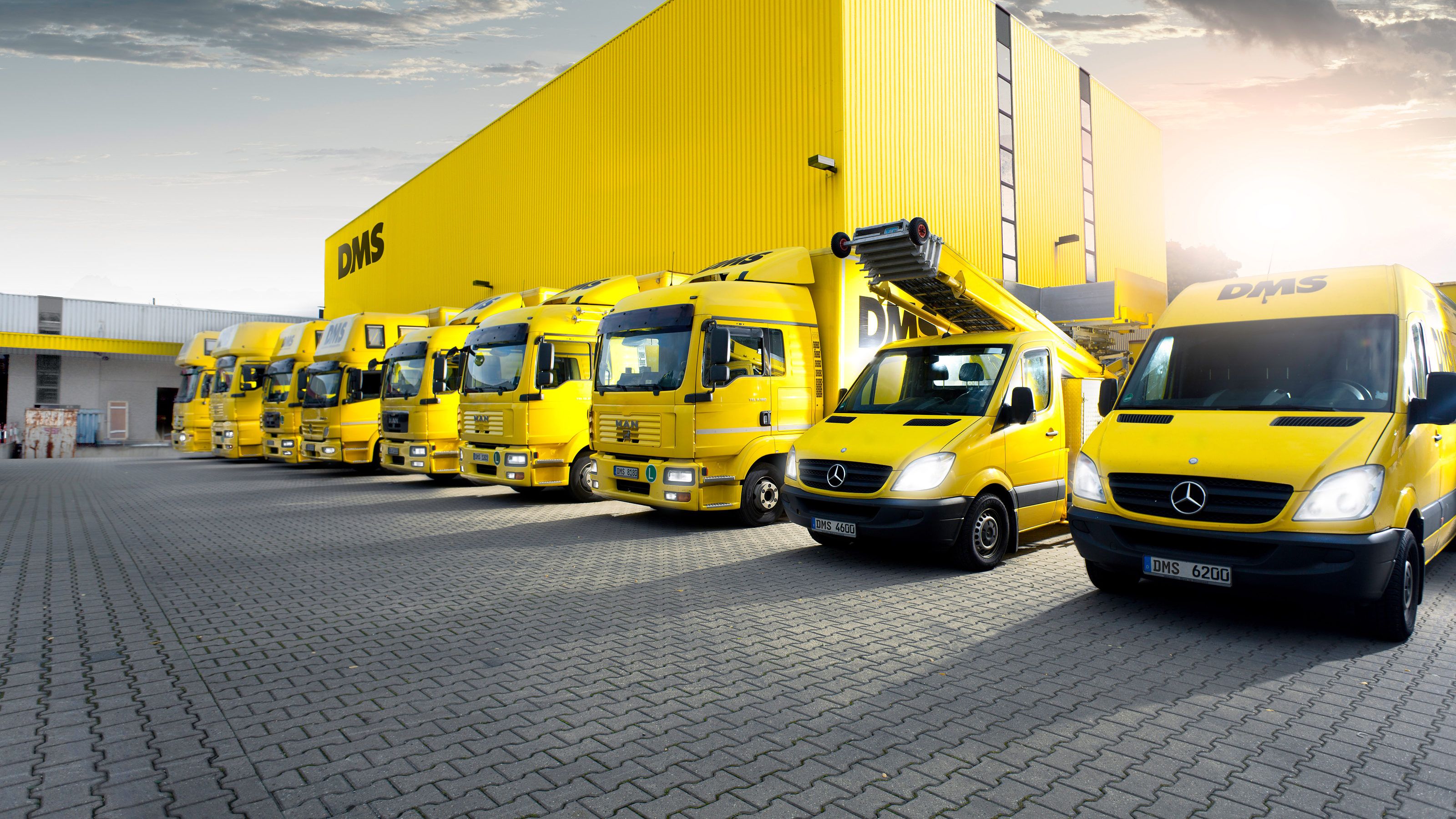 Dms lkw flotte halle seitenansicht