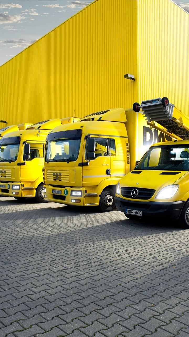 Dms lkw flotte halle seitenansicht